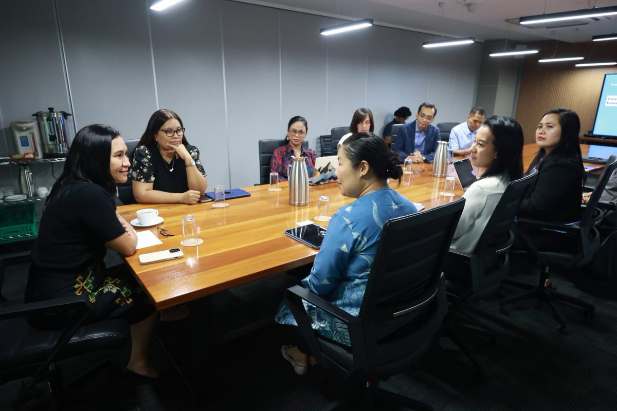 Bumisita kay Mayor Joy Belmonte ang C40 Cities Climate Action Implementation team sa pangunguna ni Huey Yee Yoong, head of Implementation for Southeast Asia, sa Quezon City Hall ngayong araw. Tinalakay sa pulong ang gaganaping Regional Academy na gagawin sa lungsod ngayong taon.