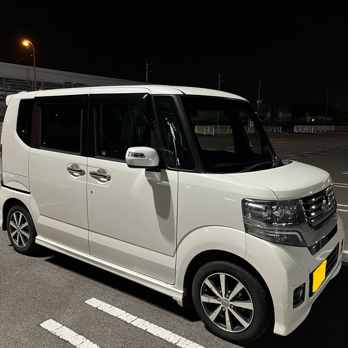 KATOMASA20's tweet photo. 今日は仕事が終わってから、やっとNｰBOXのタイヤ交換しました😂
タイヤ交換した後は、洗車をして綺麗になりました🚐
 #車 
 #タイヤ交換 
 #洗車 https://t.co/pYGChXStbV