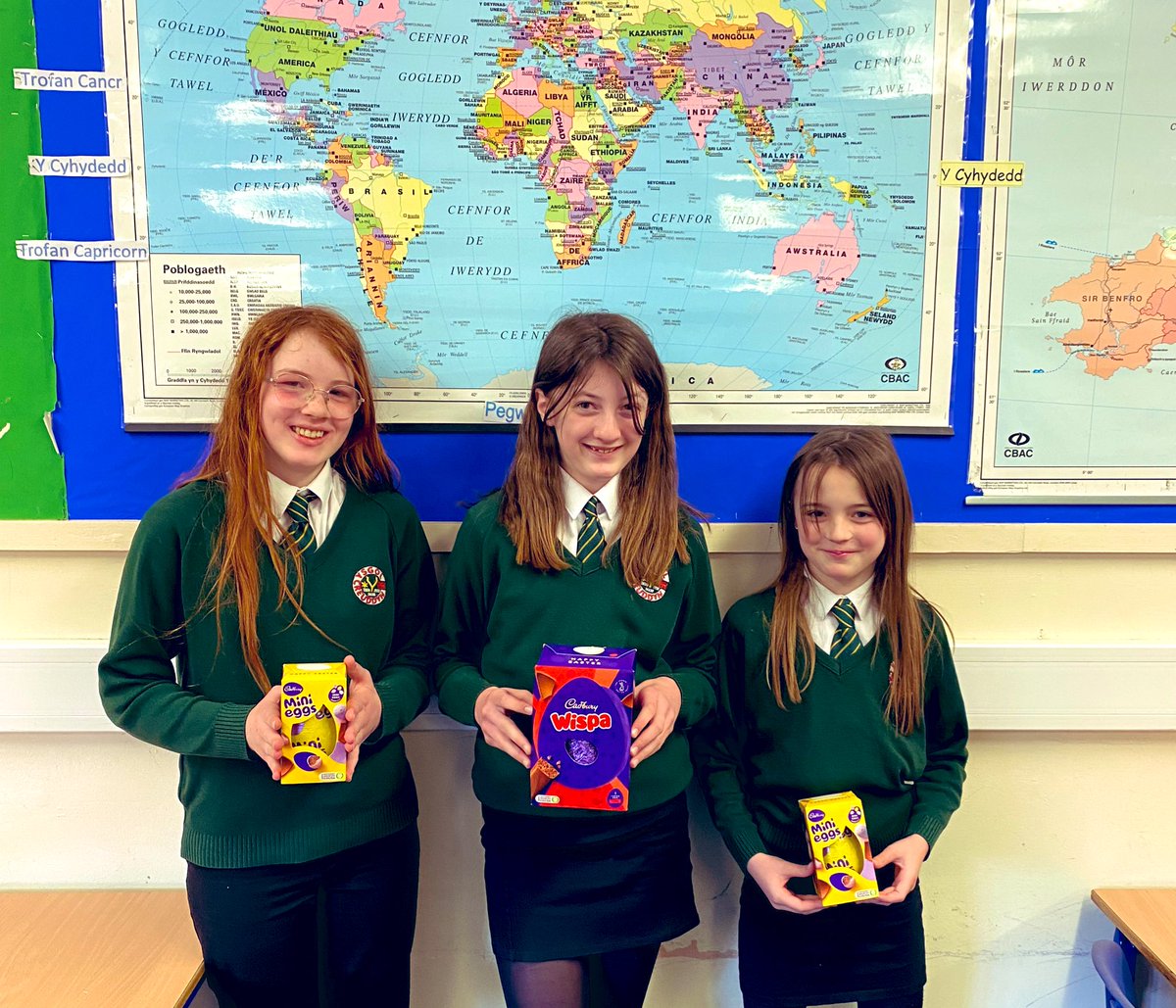 CreuddynDaear's tweet photo. Llongyfarchiadau i’r dysgwyr yma o 7C @ysgolycreuddyn ddaeth i’r brig yn y gystadleuaeth enwi llefydd yn dechrau efo Llan, Aber, Caer, Tre a Pen. Gwych genod!!👌🥇🥈🥉🌎 https://t.co/MPmXO1xfav