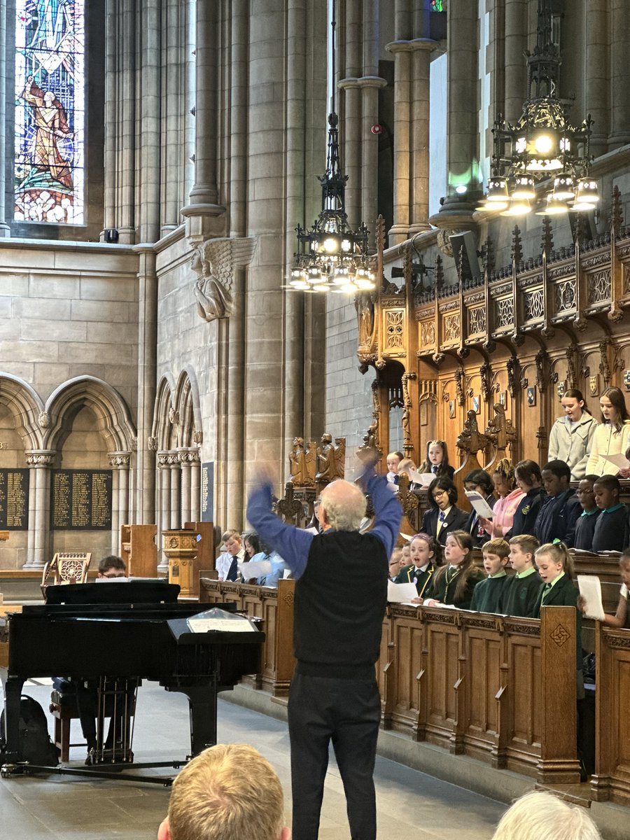 What a fantastic day we have had @UofGlasgow in the historic Memorial Church! We were thrilled to have the opportunity to work with John Rutter along with other schools from @nationalssp in Scotland 🏴󠁧󠁢󠁳󠁣󠁴󠁿 Beautiful singing from everyone involved 🥰