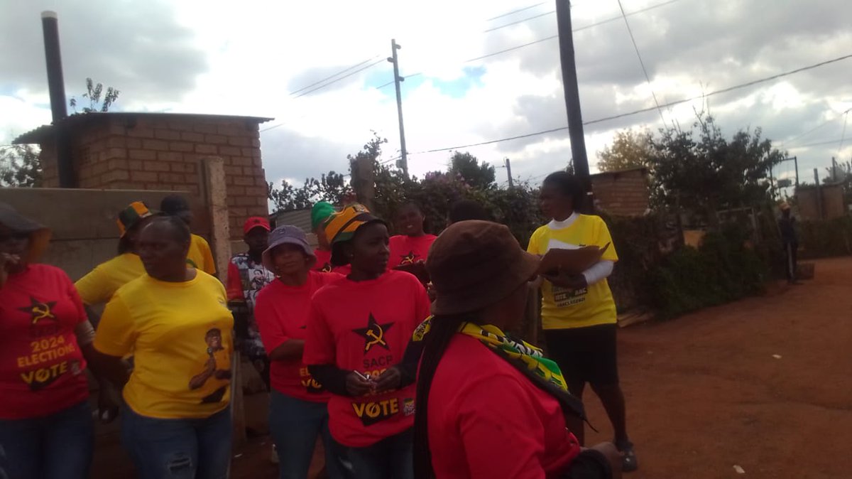 SACP Red Brigades on the ground on Know Your Neighborhood Campaign and Special Voter's registration in Randwest Sub District, Ward 31.
#SACPGPRedBrigadesOnTheGround 
#LetsDoMoreTogether
#VoteANC
#COSATU
#WorkersDay
#May1 
#SACPatwork 
#YCLSAatwork

⚫🟡🔴