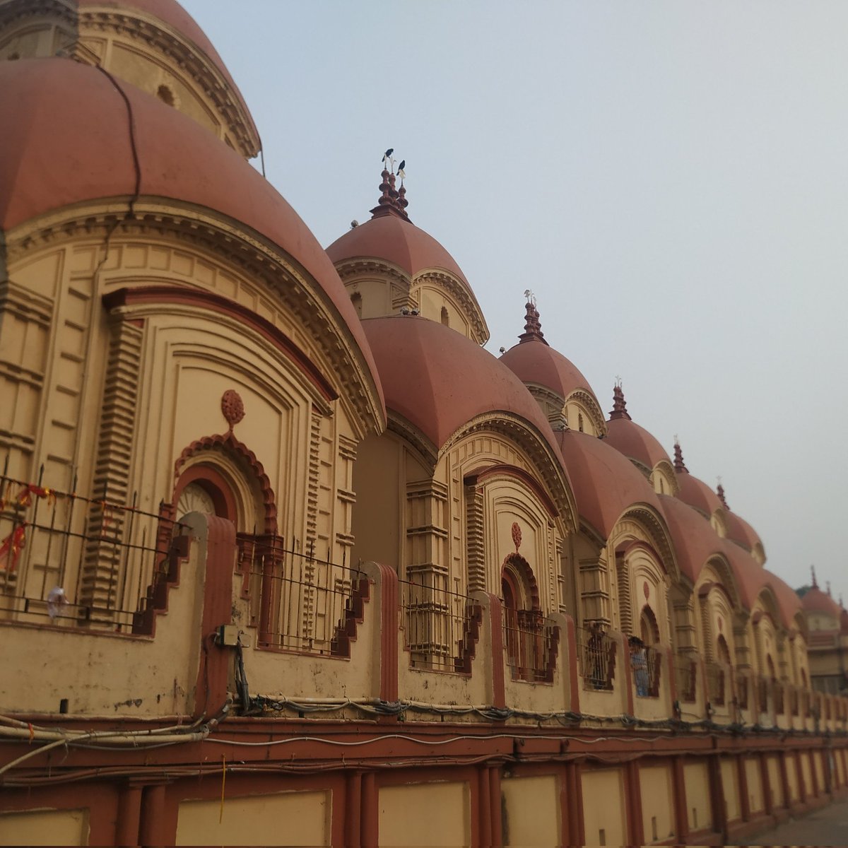 On #WorldHeritageDay Celebrating the Architecture of Shri Dakshineswar Kali Temple, Kolkata. It was a wonderful time visiting here. The small temples around have beautiful Shivlingas inside. #kolkata #dakshineshwar @IndiaArtHistory @BishtLokinder @hemantsarin @ssharadmohhan