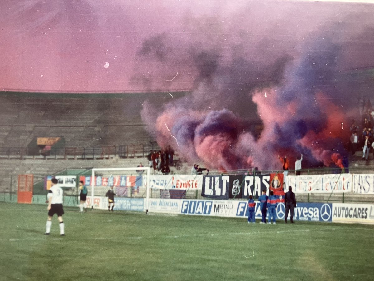 Humareda de ultras levante.