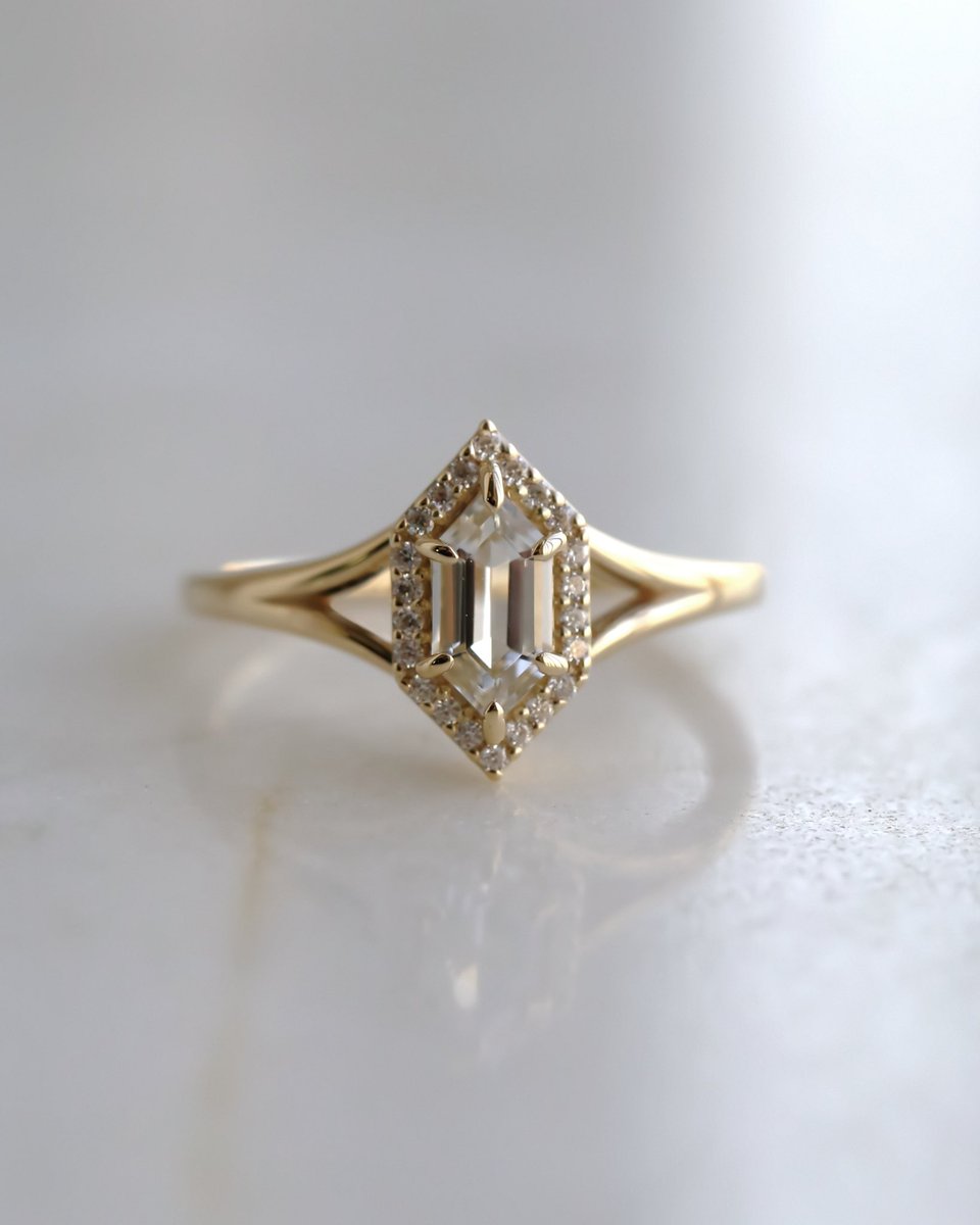 Essence of Nature’s Raw Beauty — Clear white topaz🤍

#jewelry #ring #goldring #engagementring #handmadejewelry #solitaire #jewellery #proposal #weddingring #diamondring #gemstone #bespokejewelry #designerjewelry #tedandmag