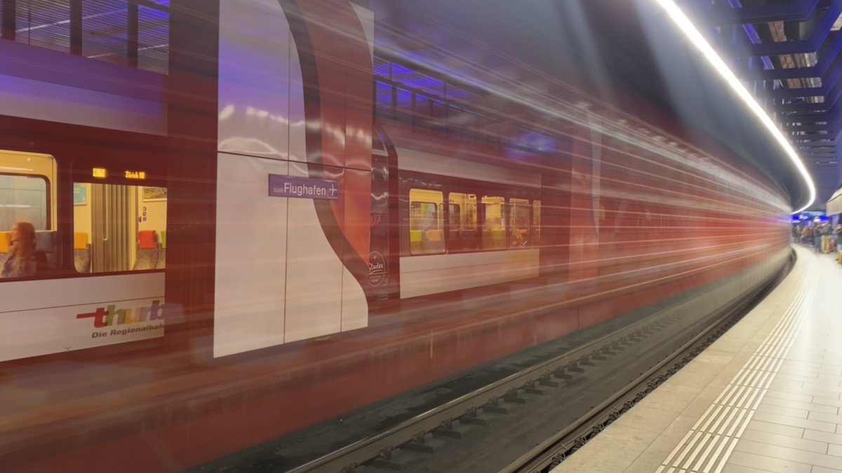 steschny's tweet photo. Wenn man mal was neues versuchen möchte und dabei ein Langzeitbelichtungsbild entsteht. 😁
#eisenbahn #Re460 https://t.co/0ZjkD1XHyM