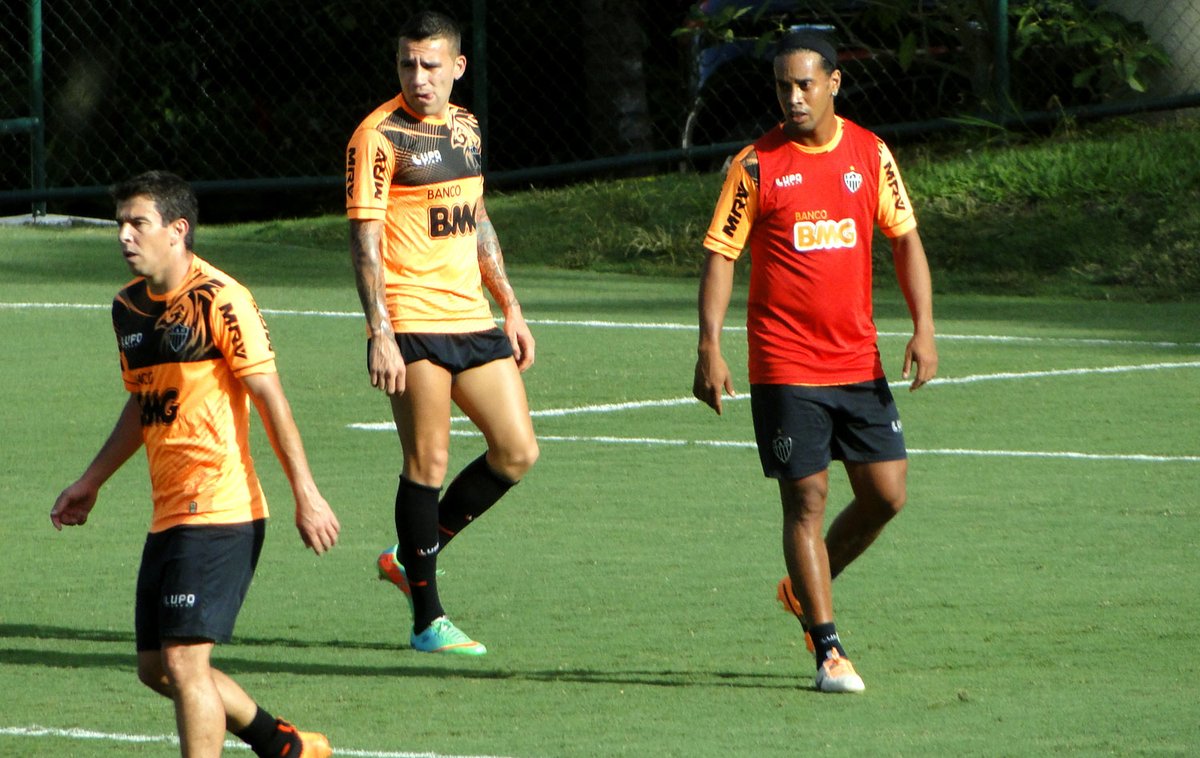 🇦🇷 Nicolás Otamendi e 🇧🇷 Ronaldinho Gaúcho - Atlético-MG, 2014.