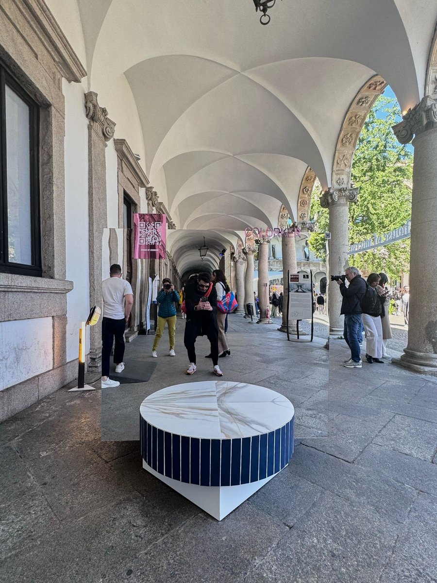 Nuestra instalación "House of Mirrors" en el #Fuorisalone de la Semana del Diseño de Milán está causando sensación 😍
Os dejamos un hilo con algunas imágenes de la instalación diseñada por <a href="/LaErreria/">La Erreria</a> en #internifuorisalone2024  
Por orden: Arcana, Azteca, Cevica y Colorker
