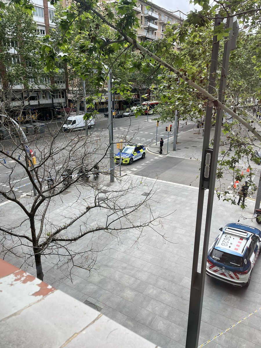 SandReta_Ova14's tweet photo. Que passa al Paral.lel, aprop del Molino? Tot acordonat i només policia. #poblesec #paralel #santantoni #barcelona #gub #mossos #paquetbomba #news #wtf #ultimahora https://t.co/oIw0uBGshc