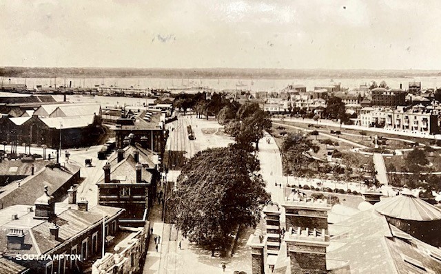 A postcard sent in 1918, showing the view from the roof of Southampton’s South Western Hotel. To the left of Queen’s Park are the remains of The Beach, the tree-lined waterfront walk, laid out in the 18th century. @HistoricalSoton @SotonianHistory @SotonStories @SouthamptonHid1