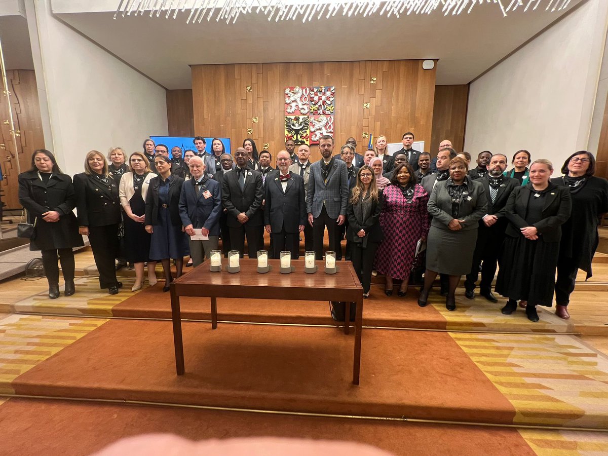 Annaazari's tweet photo. S kolegy z diplomatického sboru jsme dnes ve @snemovna uctili památku tutsijských obětí genocidy #Kwibuka, která se odehrála před 30 lety. 🕯️🕯️🕯️🕯️🕯️🕯️
Děkuji @hellersimon 
#Kwibuka30 https://t.co/hgUTpTlfFV
