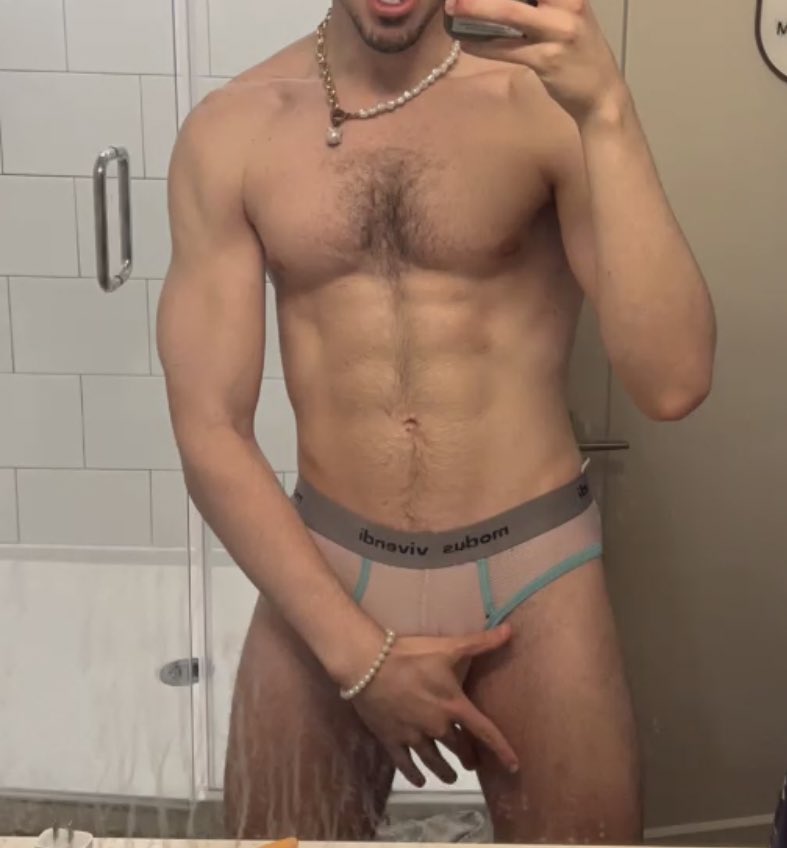need a muscle bottom to wake up to 🥴