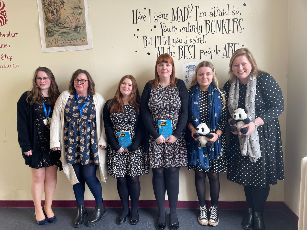 Miss_Quinn_MA's tweet photo. English department doppelgangers #S6finalweek #finalfling https://t.co/5b8lpN7Rty