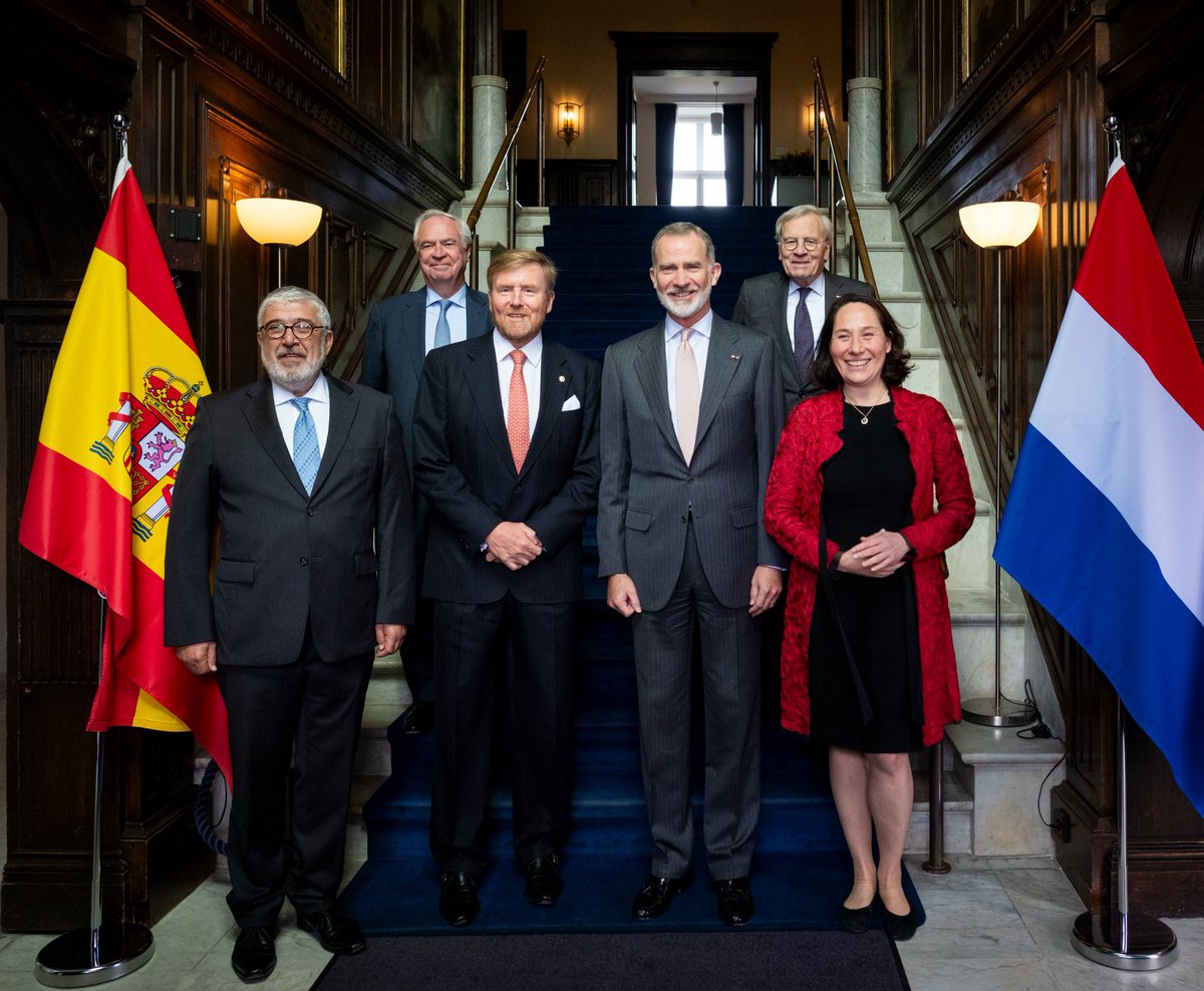 Ha sido un honor y un placer co-organizar con nuestros amigos de @Clingendaelorg un seminario en La Haya sobre el futuro de la seguridad económica y la competitividad de Europa en presencia de Sus Majestades los Reyes de España y de los Países Bajos. 🇪🇸🤝🇳🇱