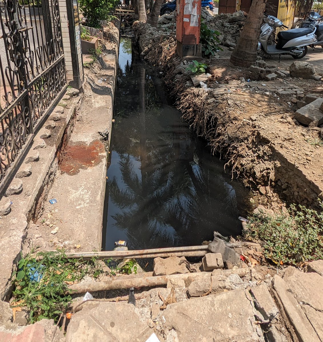 Mosquito Outbreak around Charkop Sector 8, Kandivali West, Mumbai due to stormwater drain  reconstruction work on halt since a month and smelly waterlogging. No response from @mybmc as they are all busy in election duties. Help Save Mumbaikar 
@mybmc @CMOMaharashtra