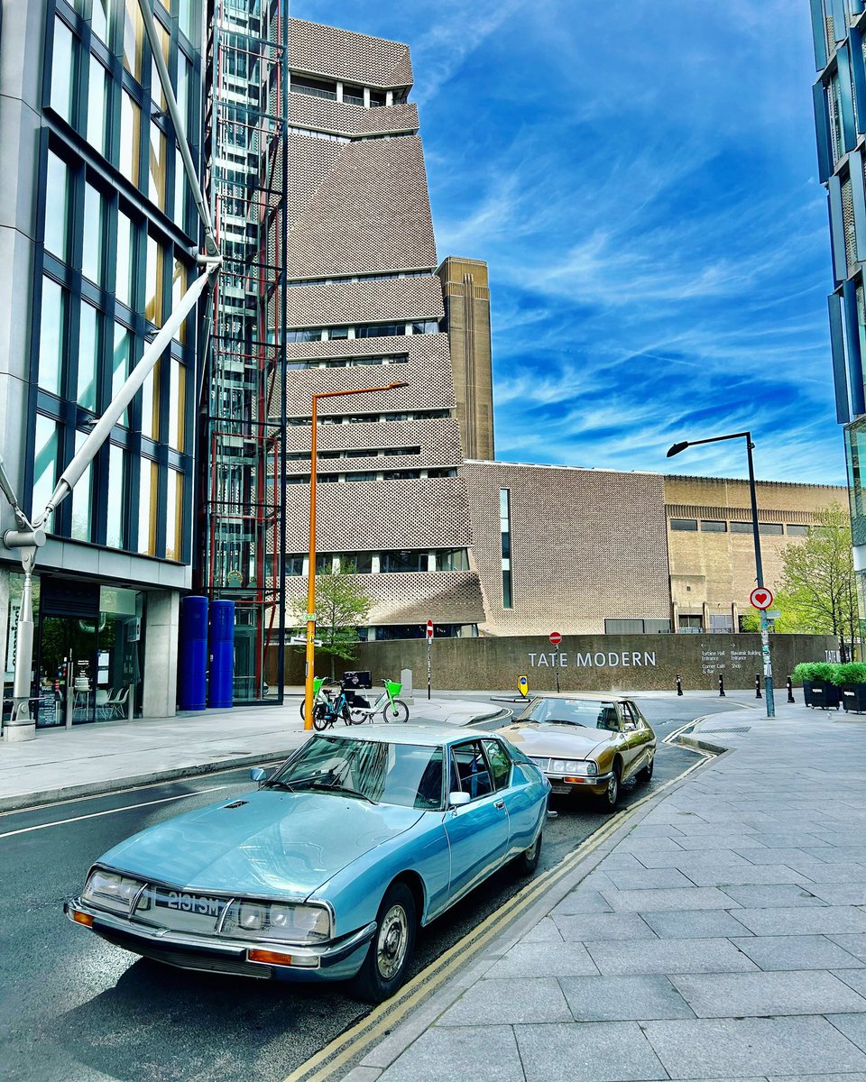 Weekend trip to London in the SM and met up with the blue one. They got on really well (in French obv) and wanted to go to an art gallery. They’re very well bred you know #citroensm #tatemodern #alloallo