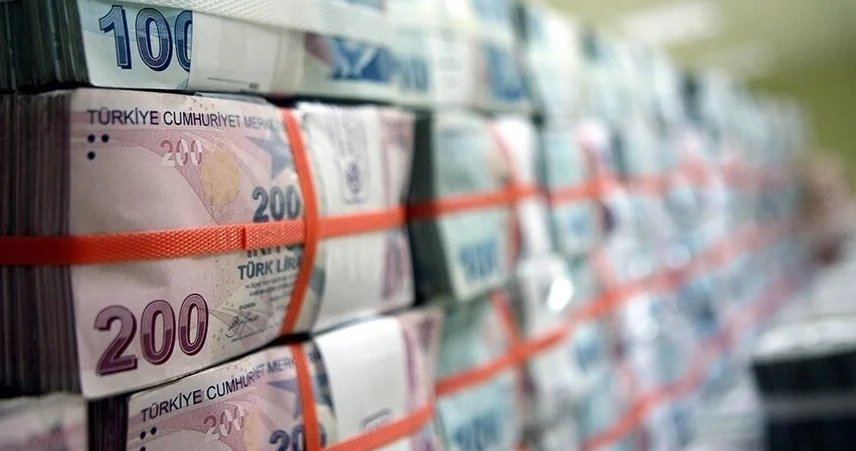 Bankacılık sektörünün toplam mevduatı, 5 Nisan ile biten haftada önceki haftaya göre 17,5 milyar lira azalarak yaklaşık 15 trilyon 905,6 milyar liraya geriledi.