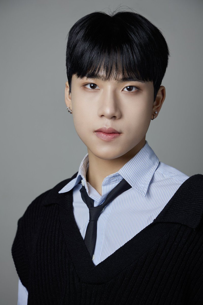 PICKUS_offcl's tweet photo. #피커스 #PICKUS l Profile

"남손 NAMSON"

2024.04.23 6PM 
PICKUS 1st Single Album 'Little Prince'

#남손 #NAMSON #어린왕자 #LITTLEPRINCE https://t.co/ZwkDJWW9r4