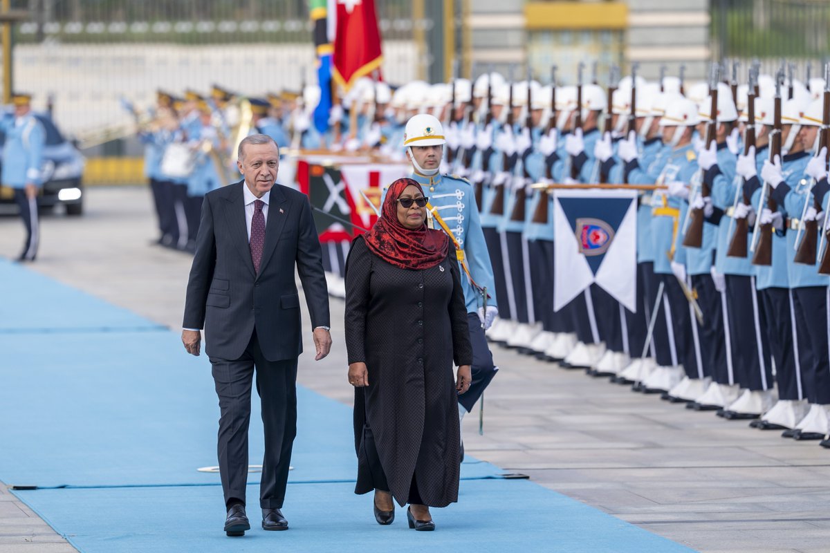 Cumhurbaşkanımız Recep Tayyip Erdoğan, Tanzanya Birleşik Cumhuriyeti Cumhurbaşkanı Samia Suluhu Hassan'ı resmi törenle karşıladı.