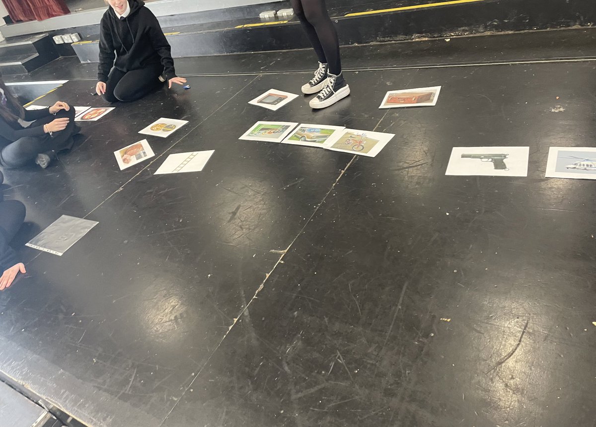 Had great fun with my S4N5 class sorting objects from our novel, I’m Not Scared’, into chronological order! 

Well done! 🎉🎉