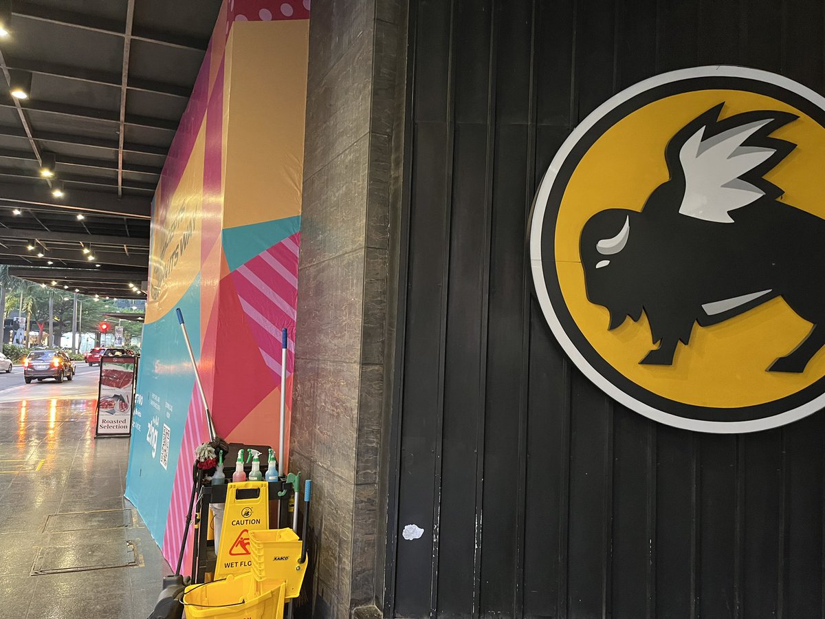 NackyPil's tweet photo. グロリエッタのBUFFALO WINGSがなくなってたー！
店内改装と信じたい！ https://t.co/yIoxAOAYYU