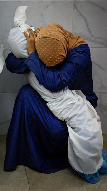 La ‘Pietà di Gaza’ vince il World Press Photo. L’immagine rappresenta una donna palestinese Inas Abu Maamar mentre culla il corpo di sua nipote di cinque anni, Saly, uccisa insieme a sua madre e sua sorella da un missile israeliano che ha colpito la loro casa a Khan Younis,…