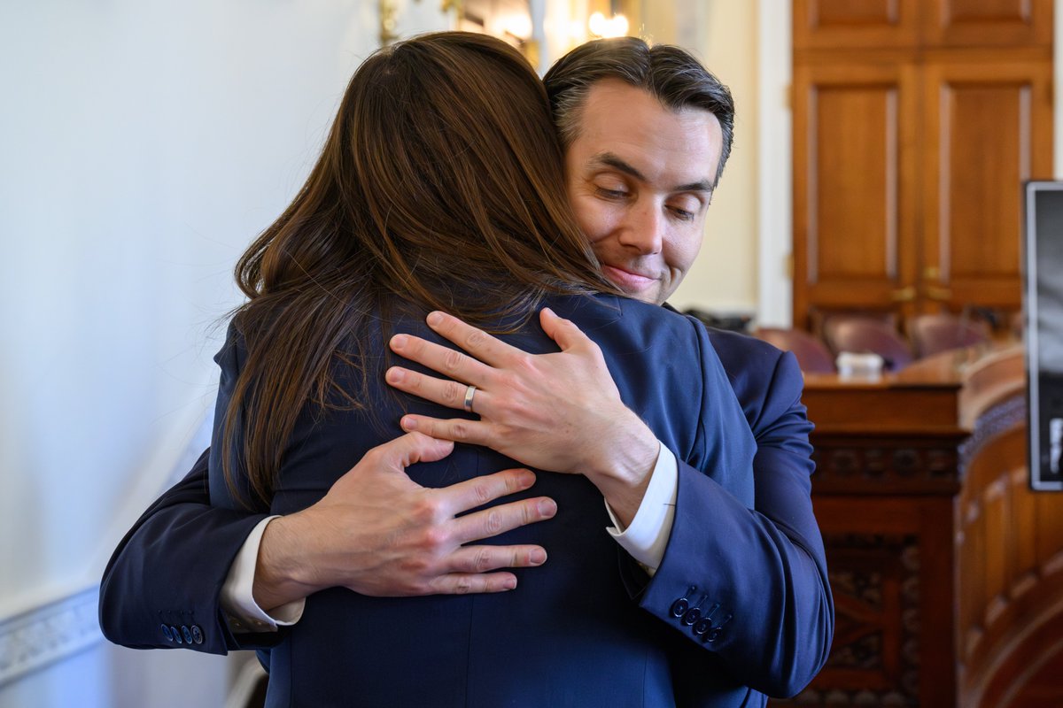 A true honor to present my friend Whitney Austin with the @survivorscaucus Eva Murillo Unsung Hero Award this week. Her story and her tireless work are an inspiration to us all as we continue the fight to protect our communities from gun violence.