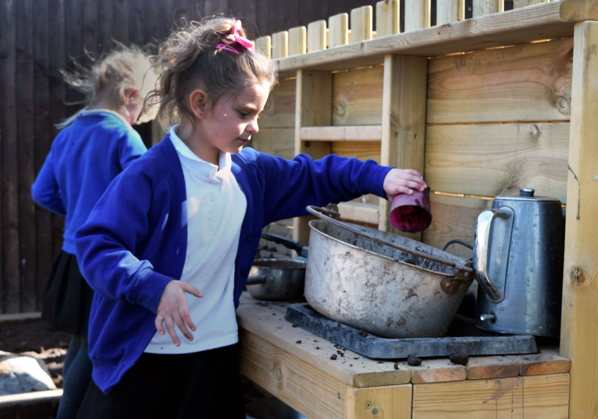 Mud Kitchen 🌳 Perfect for EYFS development & boosting social skills, children will love making magic potions & mud pies with friends around this robust resource 😍 Buy online 👉 t.ly/B7G4M #mudkitchensforschools #buyonline