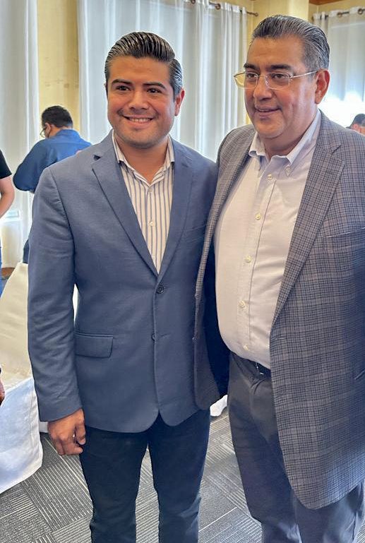 AlejandroFBRS's tweet photo. Feliz cumpleaños, gobernador @SergioSalomonC. Mis mejores deseos, siempre. Abrazo 👏🏽 https://t.co/Ke2KPQ13Eg