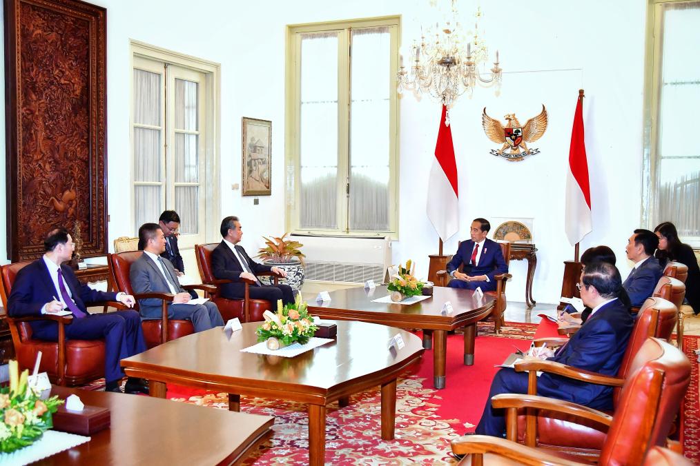 El ministro de Relaciones Exteriores de #China, Wang Yi, dijo que su país apoya firmemente a #Indonesia en desempeñar su papel como gran país con el fin de fortalecer la coordinación y cooperación entre ambas partes y resistir todo tipo de actos que generan división y…