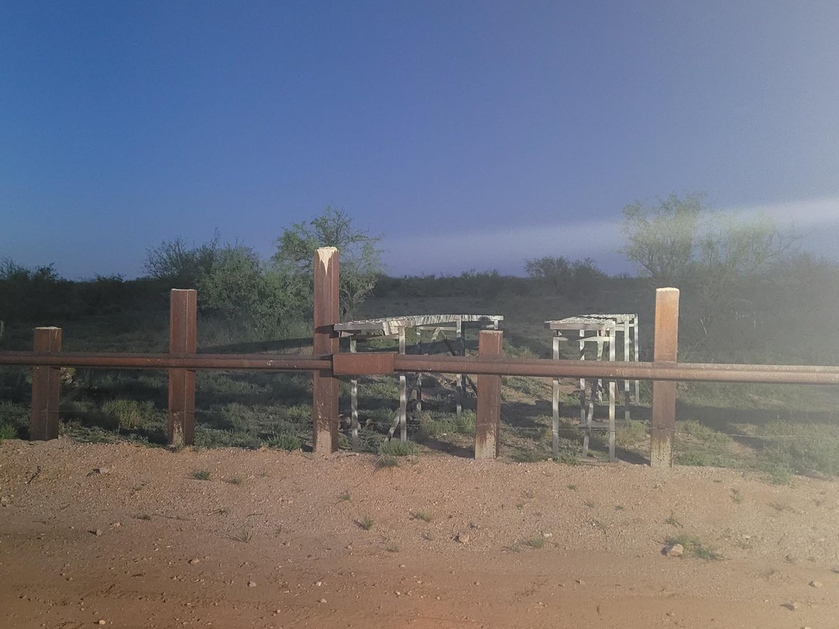 4/15: Three Points Station agents observed an #SUV drive over the international boundary fence using ramps near Newfield, AZ. Agents encountered the vehicle and arrested five migrants attempting to flee. Great work intercepting the smuggling attempt!