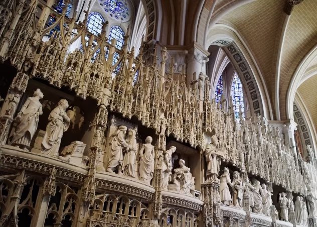 Nouvelle étape de la #VoiedelaLiberté : Chartres et sa superbe cathédrale.

Merci à Malcom Miller, incroyable guide passionné, pour la visite et les explications détaillées sur ce chef-d’œuvre du génie humain qui a été sauvé de la destruction en 1944 par le colonel 🇺🇸 Griffith.