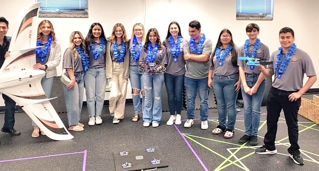 josebaca__'s tweet photo. Amazing time with the Tuloso-Midway ISD group 💯 Autonomous Systems, Robotics and Drones experience @IslandCampus  🏝🤙 #STEM #tamucc https://t.co/uAwbnghHOG