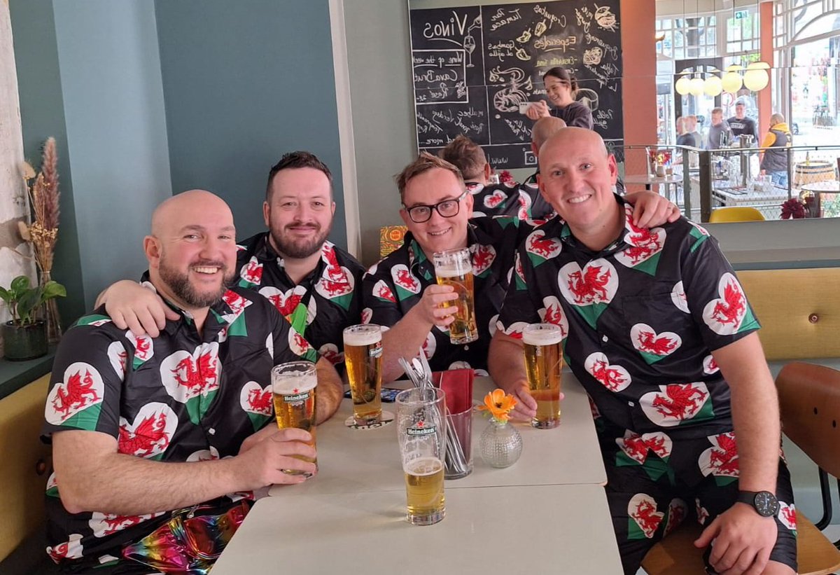 da1em's tweet photo. @swanabi Darts tonight? https://t.co/72Kz9azPyQ