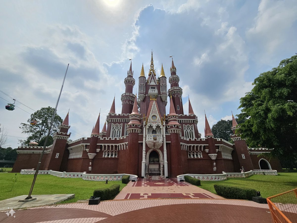 rizqiyah_r's tweet image. Latepost 🩷
#Tmii