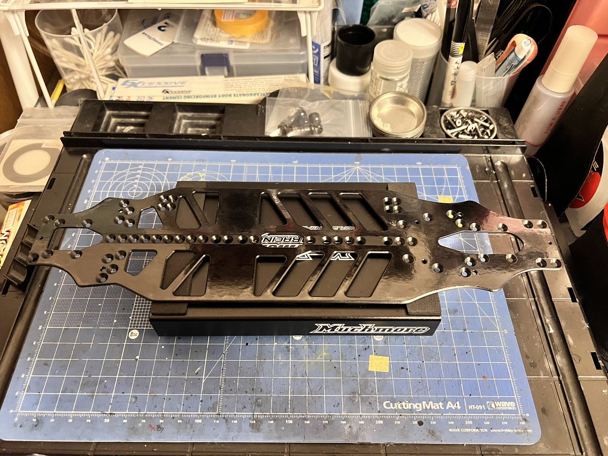 melo15_ou's tweet photo. アルミシャーシ底面にヨコモ純正のプロテクションフィルムを貼りました。
下手くそなのでカーボンシャーシは割ってしまいますので、次はアルミでいきます。
少しでも傷が付きにくくなればいいなぁと💨
#YOKOMO #BD12 https://t.co/G2Qq3n29XH