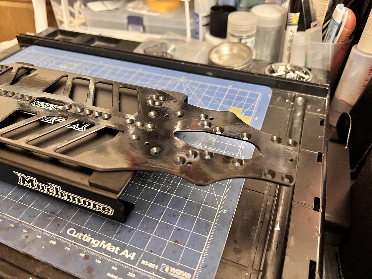 melo15_ou's tweet photo. アルミシャーシ底面にヨコモ純正のプロテクションフィルムを貼りました。
下手くそなのでカーボンシャーシは割ってしまいますので、次はアルミでいきます。
少しでも傷が付きにくくなればいいなぁと💨
#YOKOMO #BD12 https://t.co/G2Qq3n29XH