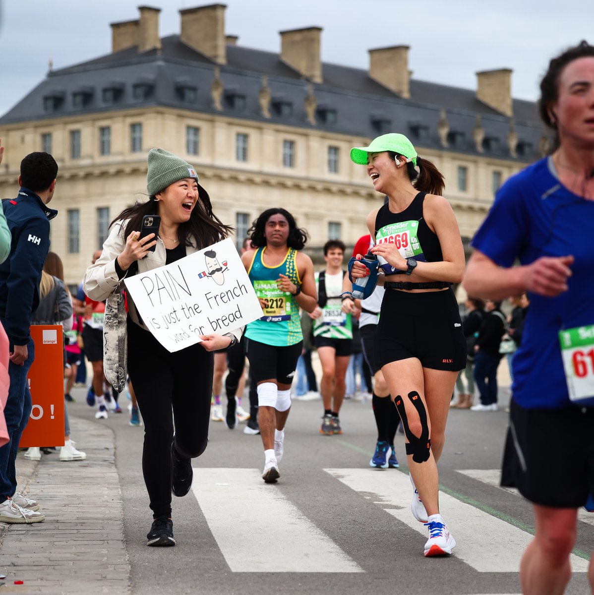 Ce moment quand tu vois tes supporters sur le parcours du #SchneiderElectric #ParisMarathon 2024 😍 That moment when you see your supporters on the #SchneiderElectric #ParisMarathon 2024 😍 📸 A.S.O. / Andre Ferreira