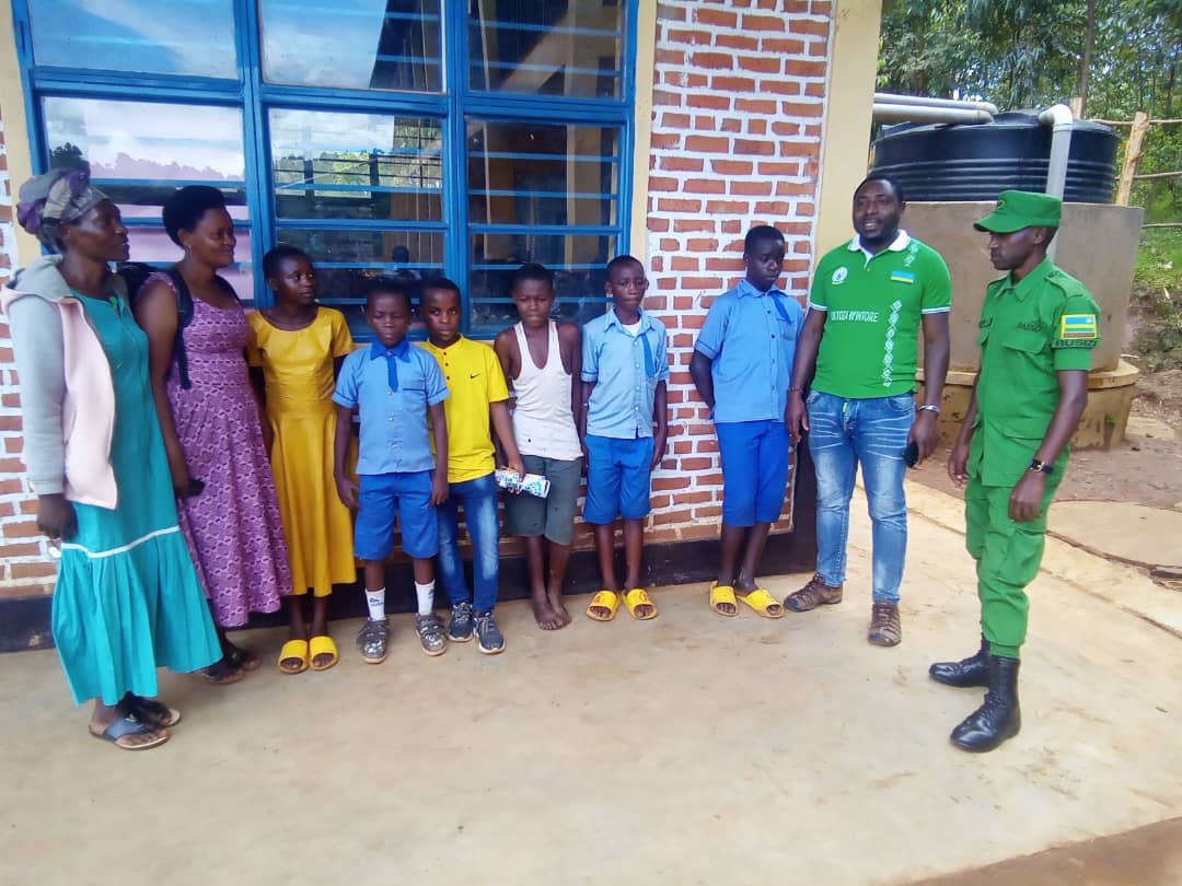 Gihundwee's tweet photo. Mu bukangurambaga bwo kugarura abana bataye ishuri. Team y'umurenge, akagari ka Kagara n'inzego z'umutekano, twasuye ingo zifite abana bataye ishuri,  Nyuma yo kuganirizwa abana 6 bahise boherezwa ku ishuri utari ufite ibikoresho yafashijwe kubibona,  basubira ku ishuri @Gihundwe https://t.co/rlYIzywiJ1