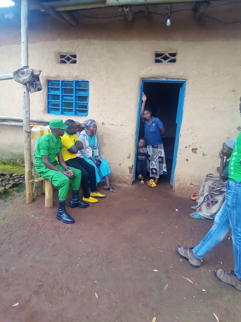 Gihundwee's tweet photo. Mu bukangurambaga bwo kugarura abana bataye ishuri. Team y'umurenge, akagari ka Kagara n'inzego z'umutekano, twasuye ingo zifite abana bataye ishuri,  Nyuma yo kuganirizwa abana 6 bahise boherezwa ku ishuri utari ufite ibikoresho yafashijwe kubibona,  basubira ku ishuri @Gihundwe https://t.co/rlYIzywiJ1