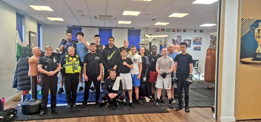 Massive thank you to <a href="/leeselby126/">lee selby</a> and <a href="/swpolice/">South Wales Police</a> for passing by, Lee Selby showing few tips and giving experience motivational advice. 🙌 🥊#nextgeneration #butetown #tigersden