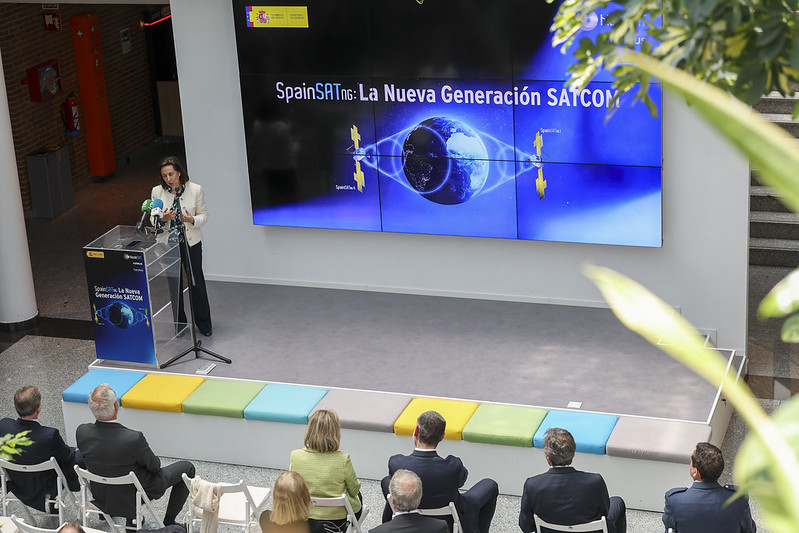 Defensagob's tweet photo. 🌍 Estarán a más de 36.000 km de la Tierra y durante unos 15 años a partir de su lanzamiento, previsto a finales de 2024, los satélites #SpainsatNG dotarán a nuestras #FFAA de comunicaciones seguras, resilientes y flexibles. https://t.co/xizC8bTXjn