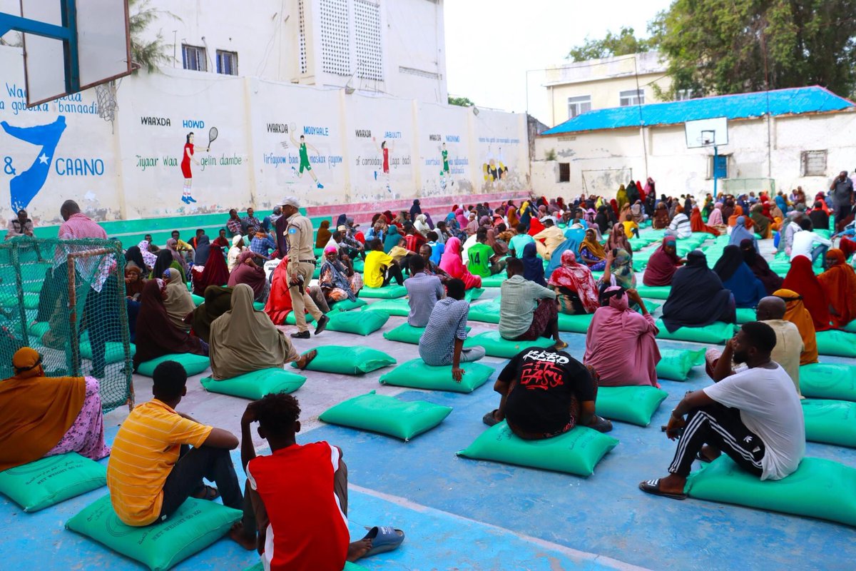 The Somali Disaster Management Agency provided relief assistance to 500 families who were previously displaced from various parts of the Lower #Shabelle region at the #Shangani District Administration Center in the #Banadir region. #SoDMA