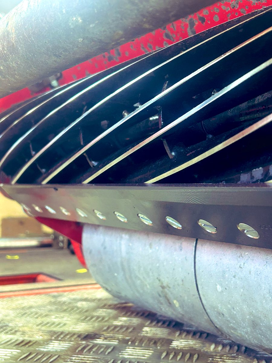 CuttingEdge2005's tweet photo. @ToroGolf Greensmaster 1000 mowers in for relief grind overhaul &amp; service. @BernhardCompany https://t.co/FQX1nlQTF7