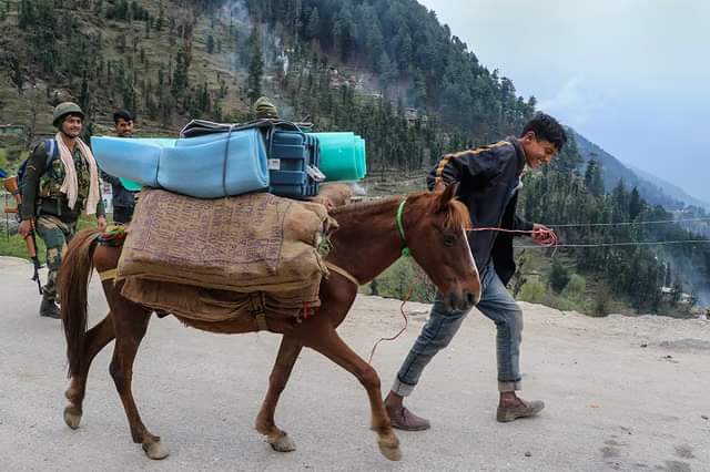 farooqganderbal's tweet photo. Security personnel and polling officials transport EVMs and other election material for the first phase of voting for Lok Sabha elections, at #Dusra Village in #Doda.
#Democracy #India #JandK 
@PMOIndia @OfficeOfLGJandK https://t.co/1sTpqx1YnV
