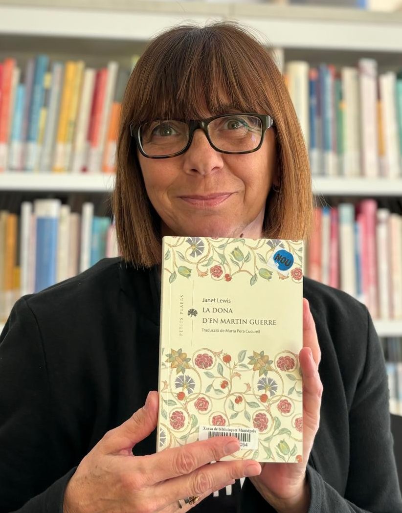 bmanresaab's tweet image. Avui al #mésquellibres de les #bibliotequesdemanresa la Neus ❤️ recomana una petita obra mestra de l’escriptora i poeta Janet Lewis🙌😍 📖 &quot;La dona d&apos;en Martin Guerre&quot; trad. Marta Pera de @Viena_Edicions 📚🔥🔝

#prescripciólectora #manresa #bibliotequesxbm #petitsplaers❤️