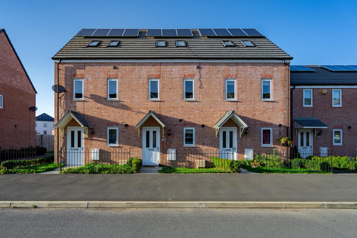 Did you know new homes are typically 30% more energy efficient than traditional UK housing, helping you to save money and reduce your impact on the environment ♻️ Find your new home today bit.ly/BuildingSustai…