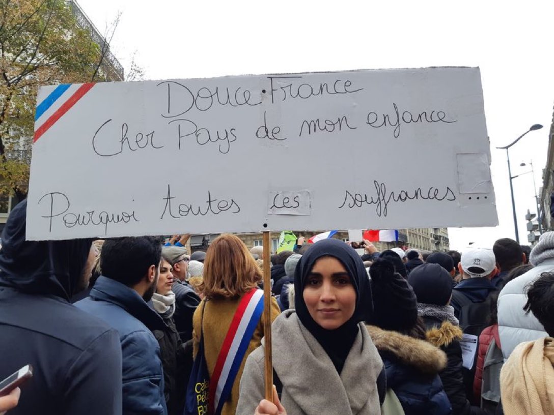 Pleurer 
Geindre 
Imposer des coutumes étrangères à la culture française 
Se victimiser 
Sans cesse recommencer ce cinéma .