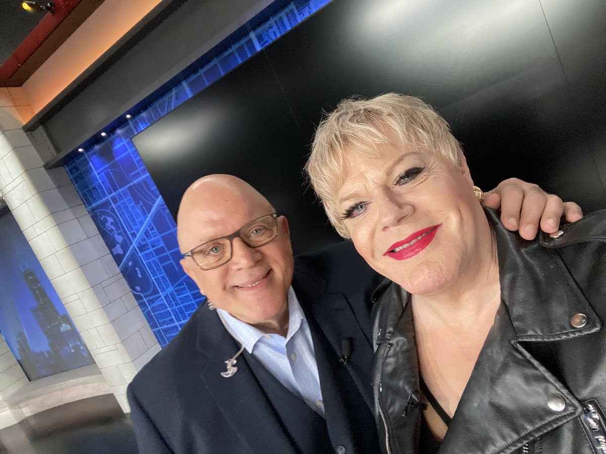 Thank you @eddieizzard for stopping by @WGNMorningNews to talk about your one-person production of #hamlet at @chicagoshakes thru May4. Will post interview later…