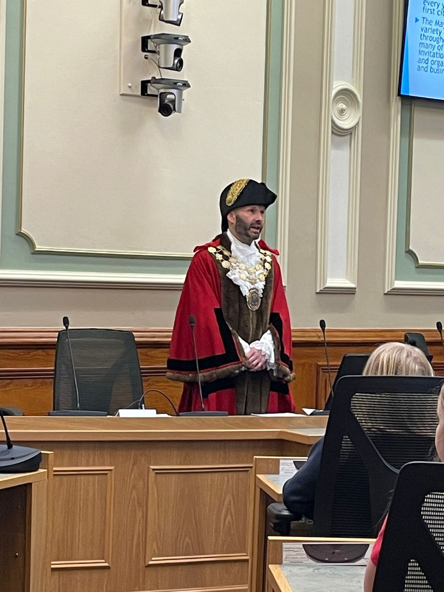 Today our Junior Leadership Team met the @KirkleesMayor at Hudds Town Hall to learn more about his roles & responsibilities and see democracy in action. Witnessing young minds engage with local leadership gives hope for a bright future. #CommunityLeadership #FutureLeaders