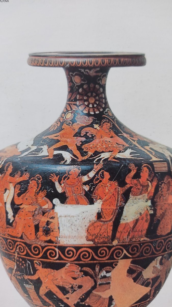 #giornatamondialedelfiore 
#18aprile 
Non sono semplici elementi decorativi, ma importanti dettagli di bellezza e di eleganza, presenti sui nostri meravigliosi vasi figurati rinvenuti nell' antica Arpi e conservati nel Museo Civico di Foggia.